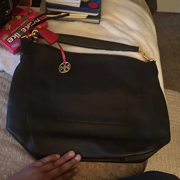 Tory Burch Black Leather Shoulder Bag with Pink Tag and Gold Charm - Picture 8 of 12